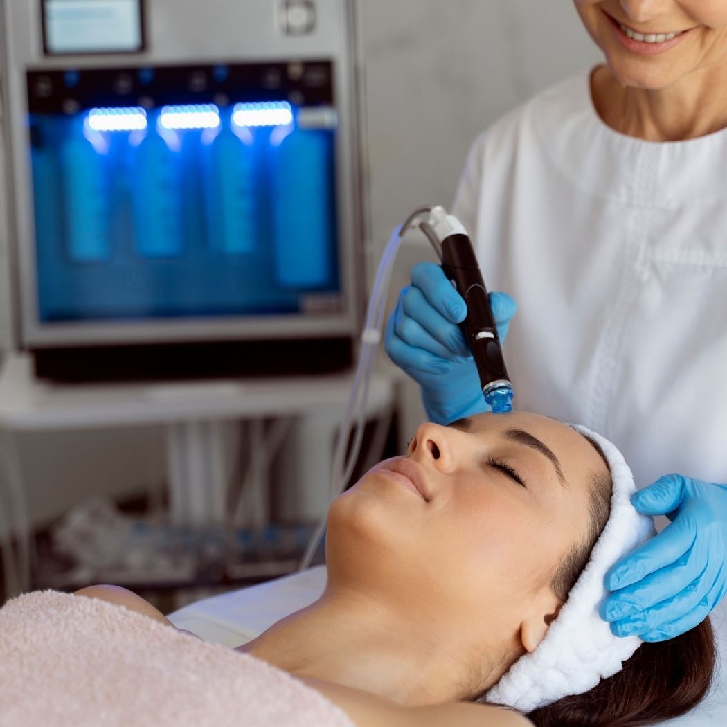 Hydrafacial bei Glamskin: eine apparative Gesichtsbehandlung mit Hydrafacial-Gerät.