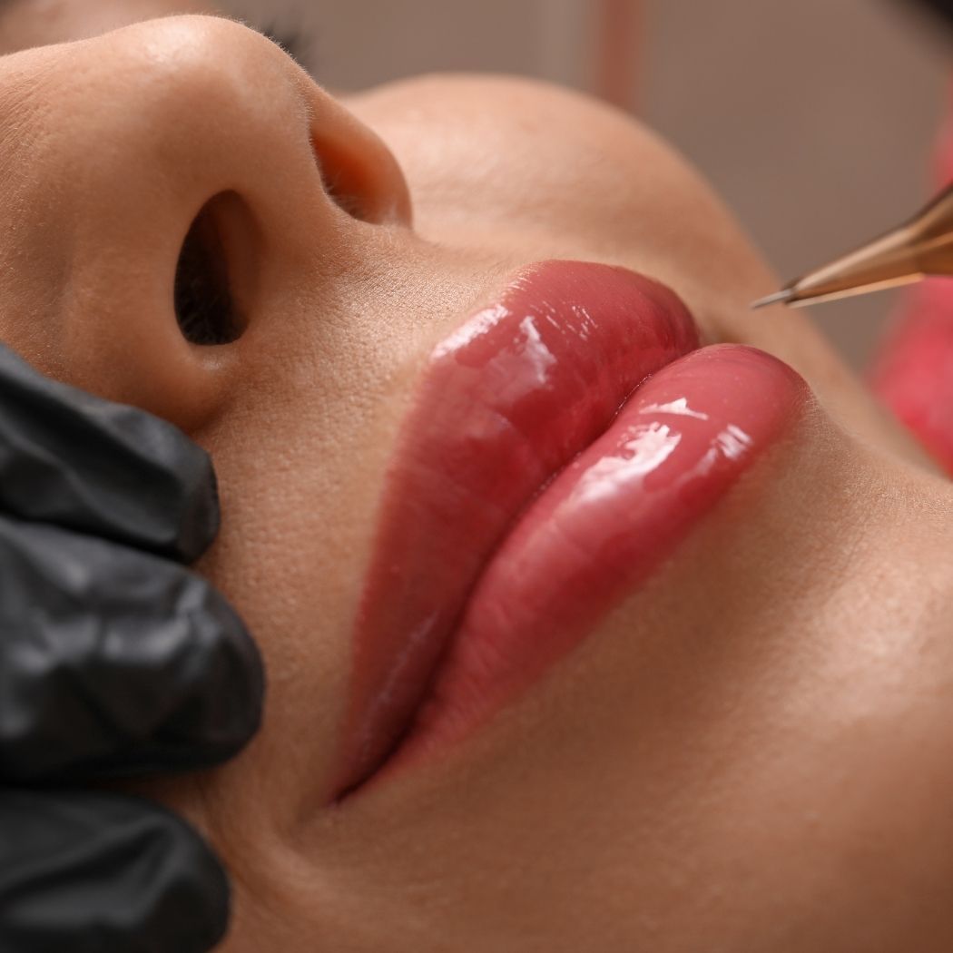 Lippen Permanent Make-up bei Glamskin: die Lippen einer Kundin werden pigmentiert.